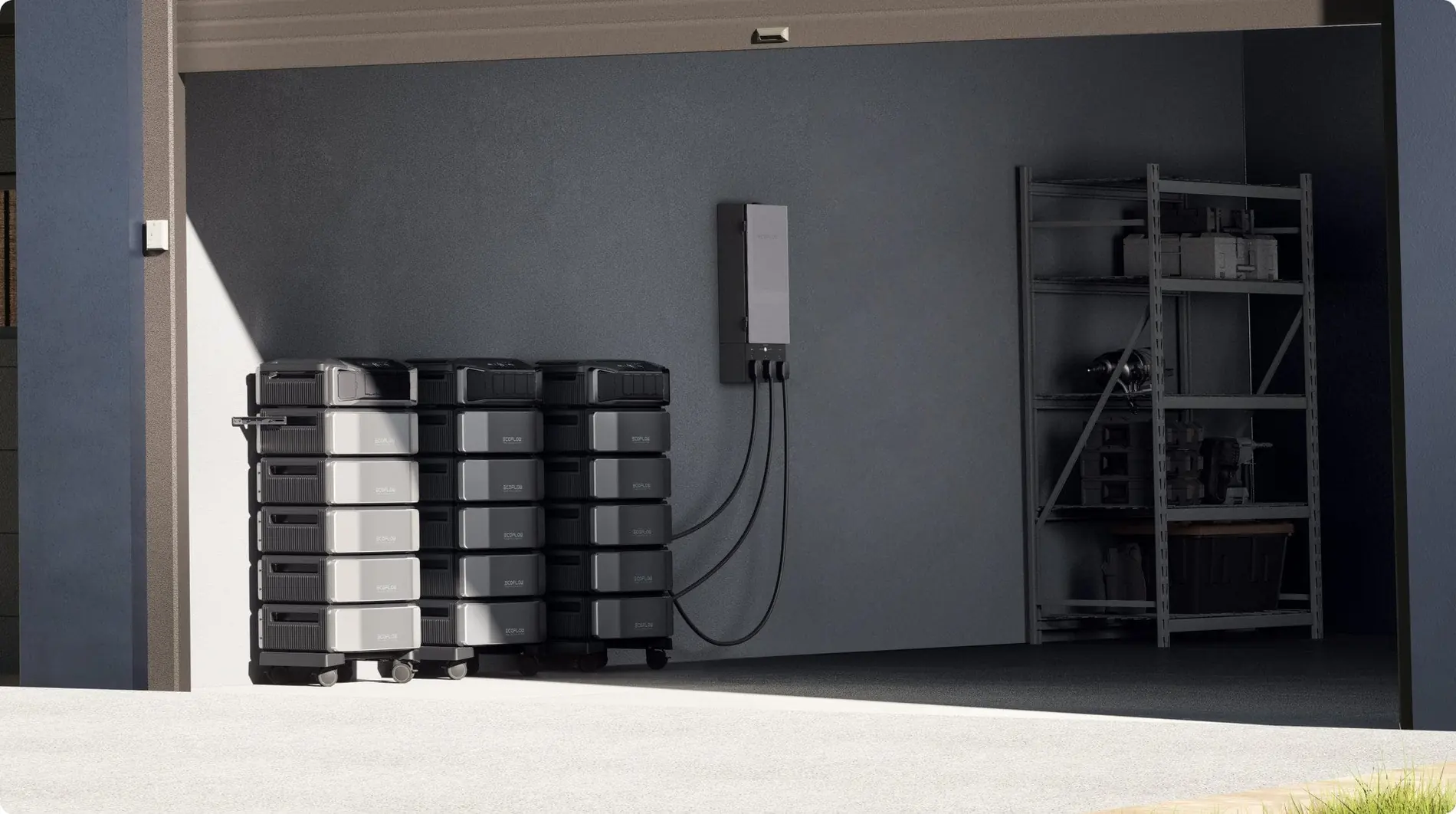 Três inversores DELTA Pro Ultra com cinco baterias cada, instalados na parede de uma garagem ao lado do Smart Home Panel 2